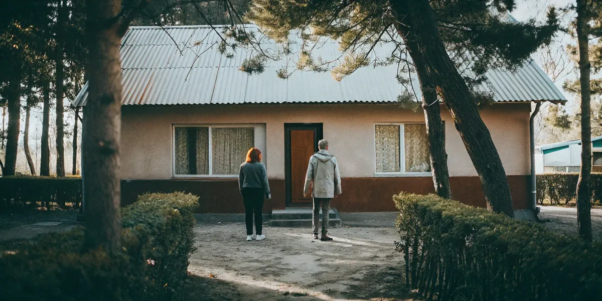 A home with clear defensible space, a key home hardening technique for wildfire safety.