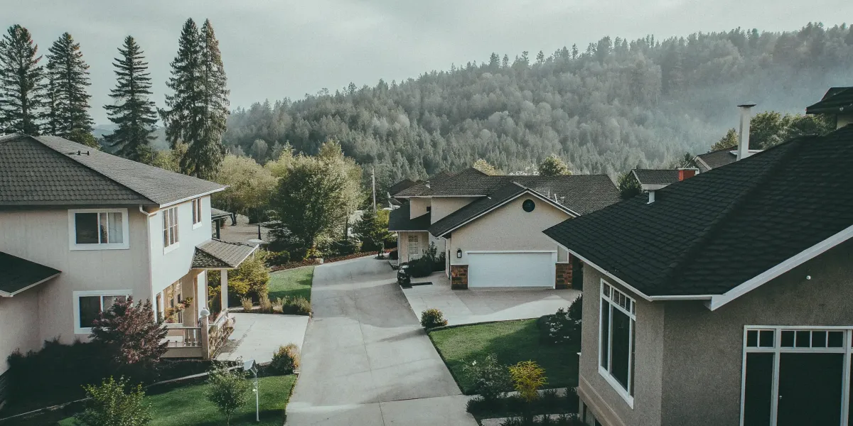 A California home with proper defensible space after a home ignition zone assessment.