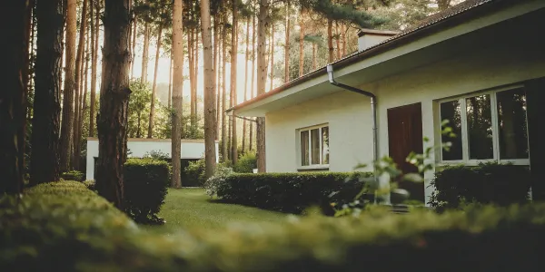 A home with well-defined defensible space zones, a key part of a successful assessment.