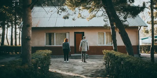 A home with clear defensible space, a key home hardening technique for wildfire safety.